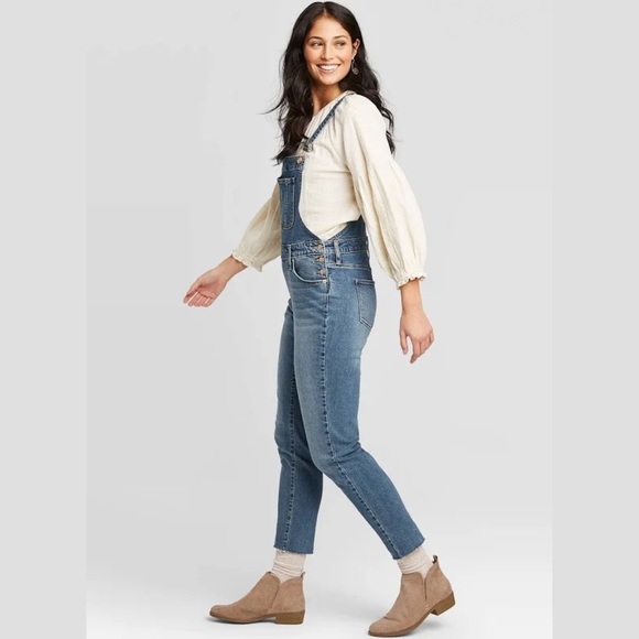 Universal Thread High-Rise Cropped Raw Hem Overalls - Picture 2 of 9